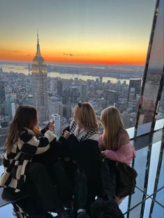 Nyc With Best Friend, New York Asthetics, Nyc With Friends, New York Aesthetic Pictures, Nyc Girls Trip, New York Friends, Ny Lifestyle, Friends In Nyc, Friends In New York