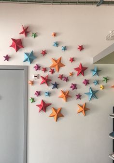 the wall is decorated with many colorful stars