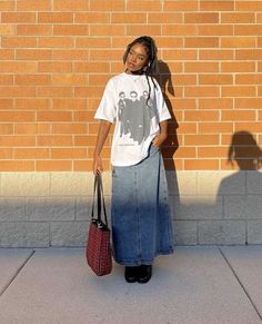 Thrifting Vintage, Long Denim Skirt Outfit, Skirt Labuh, Rok Denim, Jean Skirt Outfits, Long Jean Skirt, Long Skirt Outfits, Denim Skirt Outfits