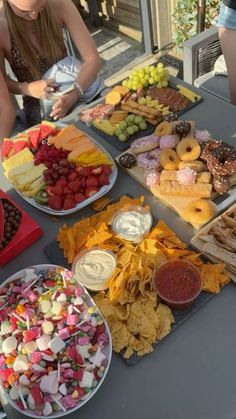 Snacks For 18th Birthday, Aesthetic Birthday Snack Table, Beach Birthday Breakfast, Food At Birthday Party, Food For Your Birthday, Food Bored Ideas, Chips Platter Ideas, Birthday Snacks Table, Birthday Party Fruit Platter