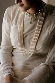 Traditional Pearl Jewellery, Pearl Necklace Aesthetic, Trending Saree, Vintage Indian Jewelry, New Saree Designs, Pearl Jewelry Design, Indian Saree Blouses Designs, Indian Fashion Saree, Saree Designs Party Wear