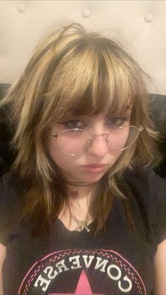 Hair Roots Dyed, Messy Rockstar Hair, Hair Dye Ideas Bangs, Grunge Hair Dye, Mulet Hair For Women, Hair Inspo Cut, Dyed Roots, V Bangs, Hair Streaks