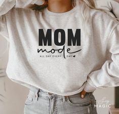 Best Mom Ever Shirt, Mom Life Sweatshirt, Fun Mom Shirts, Etsy Shirt Ideas, Cricut Mom Shirts, Mom Cricut Shirts, Cricut Tshirt Ideas For Women, Simple Shirt Designs, Mom Shirts Vinyl