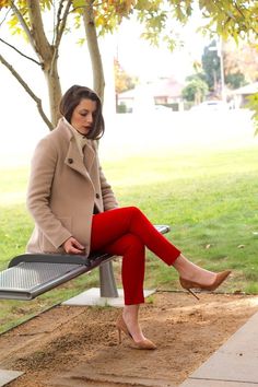 . Fall Coat Outfit, Coat Outfit Casual, Pants Outfit Work, Red Dress Pants, Winter Pants Outfit, Looks Jeans, Look Office