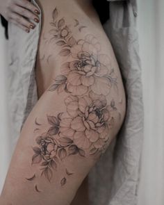 a woman's thigh with flowers on it