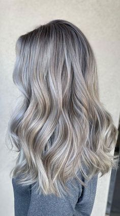 Pearl Ash Blonde Hair, As Blond, Dimensional Ash Blonde, Smokey Ash Blonde, Greyish Blonde Hair, Ash Blonde Hair With Highlights, Grey Hair Colour, Silver Hair Short, Dark Ash Blonde Hair