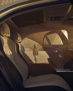 Experience unparalleled comfort with the Bentley Flying Spur Mulliner.

-
Flying Spur Mulliner (hybrid) WLTP drive cycle: fuel consumption, mpg (l/100km) – Combined with discharged battery 26.4 (10.7). Combined electrical consumption– 29.3 (kWh/100km). Combined CO₂ emissions – 33 g/km. CO₂ class weighted combined – B. CO₂ class with discharged battery – G. Bentley Flying Spur, Bentley, Fuel, Drive