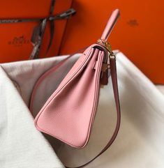 Hermes Kelly 28cm Bubblegum Pink Togo Bag For Women, Women’s Handbags, Shoulder Bags 11in/28cm Rep 1:1 Size: 28 x 22 x 10 cm / 11 x 8.5 x 4.5 inches (Length x Height x Width) Hermès bags are considered the ultimate luxury item worldwide. Each piece is handcrafted with waitlists that can exceed a year or more. The streamlined and demure Kelly style is always in high demand, it is particularly lovely in this vibrant version with gold hardware. Epsom is textured with a wonderful grainy appear Louis Vuitton Shirt, Hermes Kelly 28, Togo Leather, Luxury Products, Hermes Bags, Mini Crossbody Bag, Evening Clutch Bag, Bubblegum Pink, Color Rosa