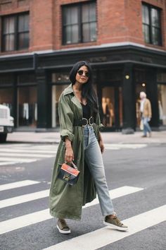 Trent Coat, Trenchcoat Outfit, Sheryl Luke, Mantel Outfit, Olive Sneakers, Army Green Coat, Khaki Trench Coat, Green Trench Coat