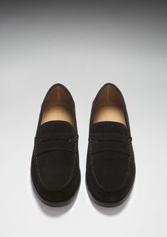 Here we offer you another Hugs & Co. take on a classic style. Our penny loafer upper made with carefully selected black Italian suede is teamed with a robust boat shoe sole in matching black rubber. This gives the shoes great wearability, fantastic comfort and the timeless style you're looking for in a penny loafer. We also offer loafers with tassels and driving shoes here at the Hugs & Co. online store. Our men's shoes are super cool and made to the tip top highest standards with leathers and suedes from England and Italy. If you're after preppy shoes or men's moccasins then you've come to the right place. UK Sizing Made in Portugal 100% Suede Upper featuring a 100% Leather Lining Rubber studded sole Black Old Money, Preppy Shoes, Moccasins Mens, Shoe Sole, Boat Shoe, Penny Loafer, Driving Shoes, Penny Loafers, Black Rubber