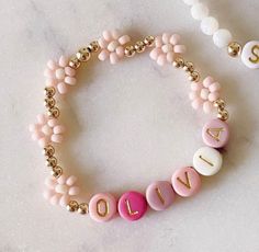 Diy Personalized Bracelets, Letter Clay Bead Bracelet, Beaded Bracelets With Letters, Name Bracelet Ideas, Name Bracelet Diy, Pink Bracelet Ideas, Kids Bracelets Diy, Beaded Bracelets For Kids, Friendship Bracelets Beads