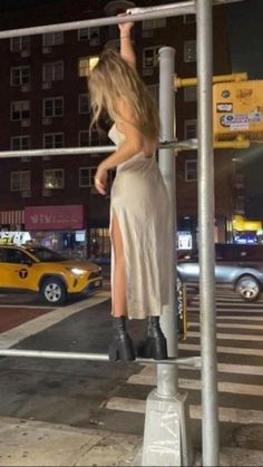 Nyc Girl, Nyc Life, Uptown Girl, After Life, Models Off Duty, Mode Inspo, How To Pose, 인물 사진, City Girl