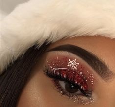 Red Makeup Looks Christmas, Christmas Makeup Looks Hooded Eyes, Holiday Glam Makeup Christmas, Christmas Make Up Looks Simple, Simple Christmas Eye Makeup, Christmas Inspired Makeup Looks, Christmas Elf Makeup Looks Easy, Mrs Clause Makeup, Makeup Ideas Christmas