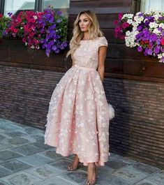 Tea Length Prom Dress, Lace Wedding Guest Dress, Modest Formal Dresses, Paris Chic, White Midi, Wedding Guest Outfit Summer, Prom Dresses Online, Midi Dress Party, Summer Black