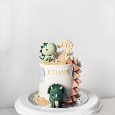 there is a cake decorated with different types of animals