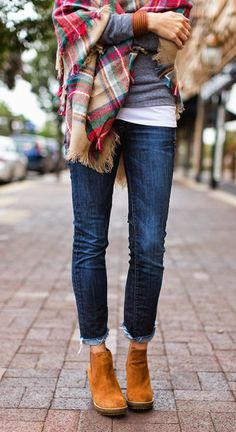 Ankle boots and plaid sweater How To Wear A Blanket Scarf, Pullover Mode, Plaid Blanket Scarf, Plaid Blanket, Jeans Casual, Pashmina Scarf, Blanket Scarf