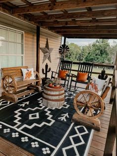 Small Front Porches Designs Modern, Western Patio Ideas Rustic Porches, Western Homes Interior, Western Ranch Style Homes, Western Wrap Around Porch, Western Front Entryway, Front Porch Western Decor, Western Ideas For Home, Front Porch Ideas Western