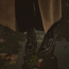 dark academia Paradis Sombre, Era Victoria, Dark Acadamia, Chaotic Academia, Yennefer Of Vengerberg, Fotografi Vintage, Dark Paradise, Dark Academia Aesthetic, Academia Aesthetic