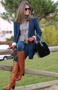 The perfect fall look. Long boots and matching gloves. Leather gloves brown fall fashion Mode Tips, Hollister Jeans, Mode Inspiration, Elegant Outfit, Outfits Casuales, Moda Fashion, Autumn Winter Fashion