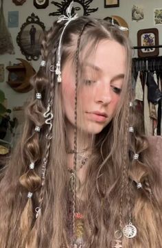 Braided Fairy Hairstyles, Hairstyles To Give Volume, Whimsigoth Hair Accessories, Few Braids Hairstyles, Hairstyles With Hair Charms, Easy Braids With Beads, Curly Fairy Hairstyles, Hair Charm Hairstyles, Hippy Braids