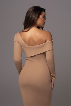 Our Tan Harper Knit Maxi Dress is a must-have for your wardrobe this season. Featuring an asymmetrical design with fold over neckline, long sleeve arms, and a maxi hem providing a sophisticated silhouette. Single lined. Stretchy. Materials: 27% Polyester 22% Nylon 51% ViscoseLength: (full) 57 in.Product Origin: ImportedWashing Instructions: Hand wash coldUndergarments: Strapless braModel is wearing size S Knit Maxi Dress, Maxi Knit Dress, Ankle Bones, Asymmetrical Design, Fold Over, Must Haves, Maxi Dress, Models, Wardrobe