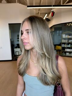 Sun kissed blonde with subtle money piece Light Blonde Money Piece Hair, Light Brown Balayage With Money Piece, Light Money Piece, Natural Money Piece Hair, Subtle Money Piece, Sun Kissed Blonde, Light Brown Balayage, Framing Highlights, Color Balayage