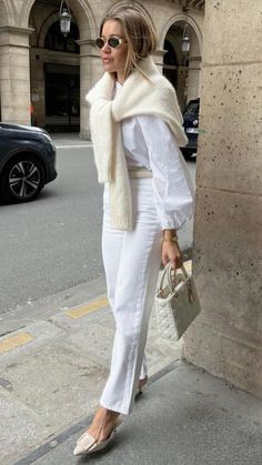 Casual Glam Style, Young Business Woman Outfit, All White Outfit Classy, Claudia Aesthetic, Destination Holiday, Winter White Outfit, Goyard Tote, Fashion Style Outfits, Polished Casual