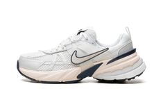 V2K Run WMNS FD0736-004 Womens White Shoes, White Shoes Women, Stadium Goods, White Shoes, White Nikes, Nike Shoes, Size 7, Street Wear, Running