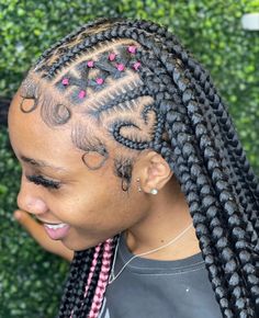 Fulani Braids With Design And Beads, Stitch Braids With Skunk Stripe, Fulani Braids With Large Knotless, Braided Hairstyles Rubber Bands, Bohemian Braids With Color In The Back, Hairstyle In Braids, Fulani Braids With Design And Color, Dodo Braids, 13 Birthday Hairstyles Braids