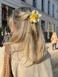 Claw Hairclip Hairstyles Short Hair, Flower Hairclip Aesthetic, Flower Clip Hair, Flower Hairclip Hairstyle, Flower Hair Clips Aesthetic, Hairclaw Hairstyle, Flower In Hair Aesthetic, Flowers In Hair Aesthetic, Flower Hair Clips Hairstyle