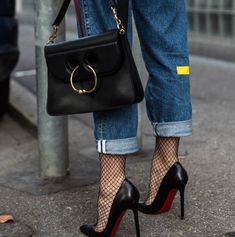 Un accesorio que viene para quedarse este 2017. Jeans Trend, Outfits Dress, Heels Outfits, Outfit Jeans, Socks And Heels, Looks Black, Fishnet Stockings, Looks Style, Mode Inspiration