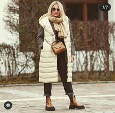 Beige Long Vest Outfit, Everyday Beige Winter Vest, Beige Winter Vest Outerwear, Long Puffer Vest Beige, Puffer Vest Outfit Winter, Beige Puffer Gilet