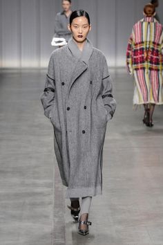 Iceberg Fall Winter 2024-25 Fashion Show Fall Winter 2023 2024 Catwalk, Runway Fall Winter 2022 2023, Fashion Week 2024/2025 Fall Winter, Trendy Winter Coats, Latest Winter Fashion, Pre Fall 2024 Runway, Dior Autumn-winter 2023-2024 Show, Trendy Coat, Jacket Cape