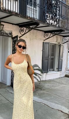 Long Sun Dress Outfit, Greece Outfit Aesthetic, Casual Sundress Outfit, Long Sundress Outfit, Summer Maxi Dress Outfit, Long Summer Dress Outfits, Italian Outfits Women, Spring Dress Outfits, Summer Dress Long