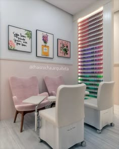 Projeto | Mais um pedacinho desse espaço que ficou um mimo!! 😍😍😍 Uma boa maneira de decorar o espaço gastando pouco é usar quadros! E pra… Salon Suites Decor, Nail Salon Decor, Nail Salon Design, Beauty Room Decor, Nail Room, Glam Room, Salon Interior Design, Bar Interior, Salon Design