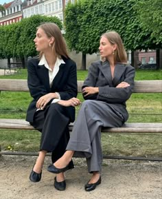 Suit Outfit Ideas, Amalie Moosgaard, Style Parisian Chic, Suit Outfit, Casual Outfit Inspiration, Fire Fits, Minimal Outfit, Parisian Chic, Inspired Outfits