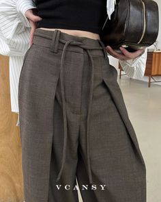 Wide pants that combine practicality and design.

A timeless and simple design that matches a wide range of coordination.

The high waist makes it a great match with short tops.

◾️Model
Height/Weight：163cm/43kg
Size：S




Size (cm)
Length
Waist
Hip


S
106
66
108


M
107
70
112


L
108
74
116 One Piece Top, Wide Pants, Strike A Pose, Height And Weight, Fur Jacket, Model Height, Short Tops, Simple Design, Simple Designs