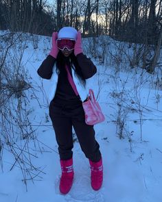 Poconos Outfit Winter, Snow Trip Outfit, Snow Outfits For Women, Ski Trip Outfit, Ski Outfits, Black Skirt Outfits, Colorado Outfits, Winter Photoshoot