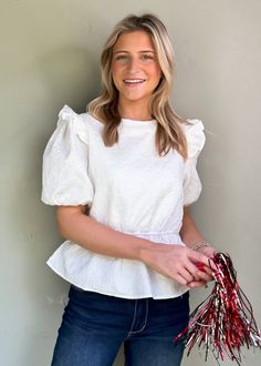 Be effortlessly stylish all year round with our Audrey Puff Sleeve Top! The textured print adds a playful touch and the ruffle details make it girly and flirty. With puff sleeves and available in two colors, wear it to work, play, or game day! True to Size Olivia is 5'6 wearing small Color: White Puff sleeves with ruffle detail Round neckline Textured print Not Lined Pull on fit Fabric: 100% Polyester Floral Dress Casual, Black Short Dress, Puff Sleeve Top, Casual Blouse, Dressy Casual, Dress With Cardigan, Headband Hairstyles, Floral Dress Black, Black Maxi Dress