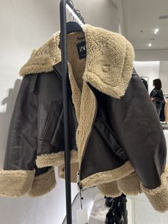 Fur Jacket Outfit, Zara Leather Jacket, Fur Leather Jacket, Zara Jacket, Zara Leather, Fashionista Clothes, Cute Jackets, Fashion Website, Cute Summer Outfits