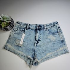 New With Tags Kendall & Kylie Denim Shorts Size 28 Never Worn Super Cute Girls Denim Shorts, Black Jean Shorts, Corduroy Shorts, High Rise Denim Shorts, Raw Hem Jeans, Jeans For Short Women, Kendall And Kylie, Blue Denim Shorts, Distressed Shorts