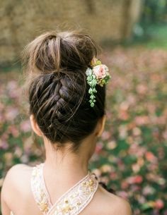 superbe coiffure petite fille d'honneur, coiffure petite fille mariage, idée géniale Braided Top Knots, Wedding Bun Hairstyles, Kids Wedding, Flowers In Her Hair, Hair Styles 2017, Bridesmaid Hair Updo