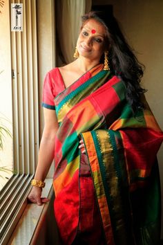 A traditional silk saree..... i just luv the saree elan of the lady Bangladesh Saree, Iyengar Wedding, Red Sarees, Grand Dressing, Traditional Silk Saree, Beautiful Sarees, Simple Sarees