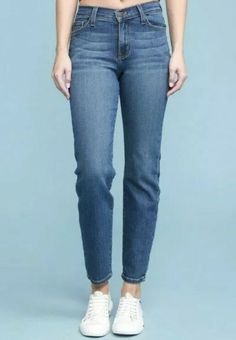 NWT Judy Blue High Waisted Mom Jeans Size 0. Brand new with tag, in excellent condition. Ready for all your daily doings or next adventure. My home is smoke free. Jeans Cheap, Blue High Waisted Jeans, High Waisted Mom Jeans, Judy Blue Jeans, Tapered Jeans, Mom Outfits, High Rise Jeans, Curvy Fashion, Casual Wardrobe