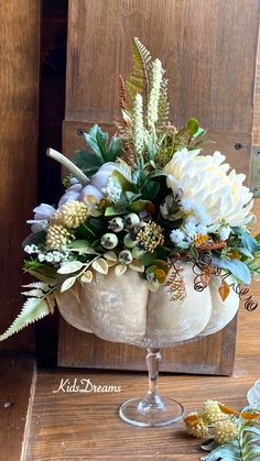 Pumpkin Flower Arrangements, Halloween Floral Arrangements, Pumpkin Floral Arrangements, Fall Harvest Decorations, Fall Pumpkin Centerpieces, Fall Pumpkin Crafts, Fall Decor Diy Crafts, Fall Decor Dollar Tree, Easy Fall Decor