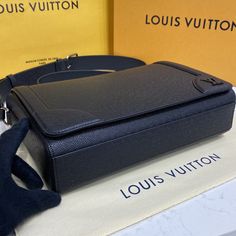 Louis vuitton New Flap Messenger Bag Taiga Black For Men, Men’s Bags, Shoulder And Crossbody Bags 11.1in/28.3cm LV M30807 Rep 1:1 Size: 28.3 x 18.3 x 4.3 cm / 11.1 x 7.2 x 1.7 inches (Length x Height x Width) Styled in richly embossed Taiga, the new Flap Messenger offers an original distinctive touch: reinforced corners in a contrasting color, recalling Louis vuitton’s heritage as a trunk maker. The LV monogram in tone-on-tone metal adds a subtle signature accent. With its body-friendly de Louis Vuitton New, Book Tote Bag, Lv Monogram, Friendly Design, Evening Clutch Bag, Vuitton Bag, Black Hardware, Everyday Bag, Tote Backpack