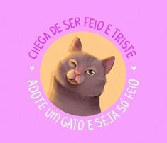 a grey cat sticking its tongue out in front of a purple background with the words checa de ser feo irise above it