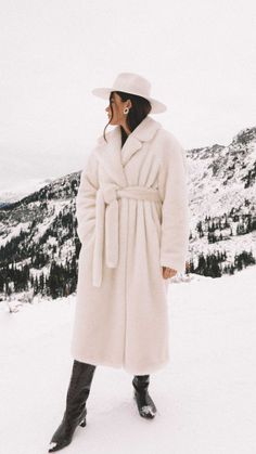 Essentials to pack for your next winter trip. Easy Winter Outfit Ideas. Sarah Butler of @sarahchristine wearingTibi oversized belted faux fur coat and Gucci crystal double G earrings in Whistler, Canada Ski Resort Outfit, Winter Outfits Canada, Sarah Butler, Winter Birthday Outfit, Winter White Outfit, White Faux Fur Coat, Whistler Canada, White Fur Coat, Resort Outfit