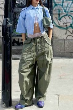 Masc Femme Fashion, Queer Fashion Women, Cargo Outfits Women, Queer Outfits, Cargo Outfit, Outfits Rave, Queer Fashion, Tomboy Outfits, Tomboy Style Outfits