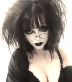 Eye Makeup Goth, Trad Makeup, Gothic Make Up, Trad Goth Outfits, Dark Gothic Fashion, Gothic Pfp, Trad Goth Makeup, Goth Eye Makeup, Types Of Goth